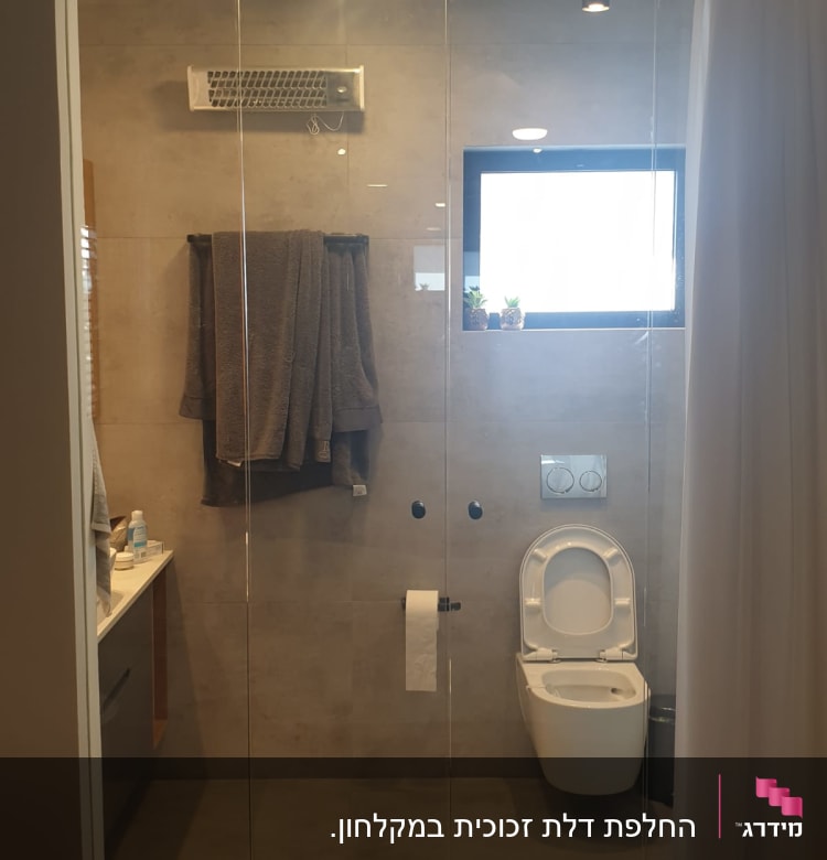 מקלחון זכוכית עם וילון לבן ותאורה עליונה